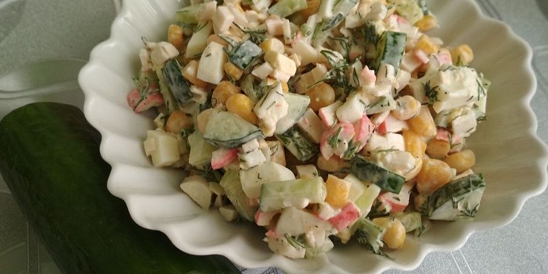 Рецепт вегетарианского “крабового” салата с кукурузой и рисом: